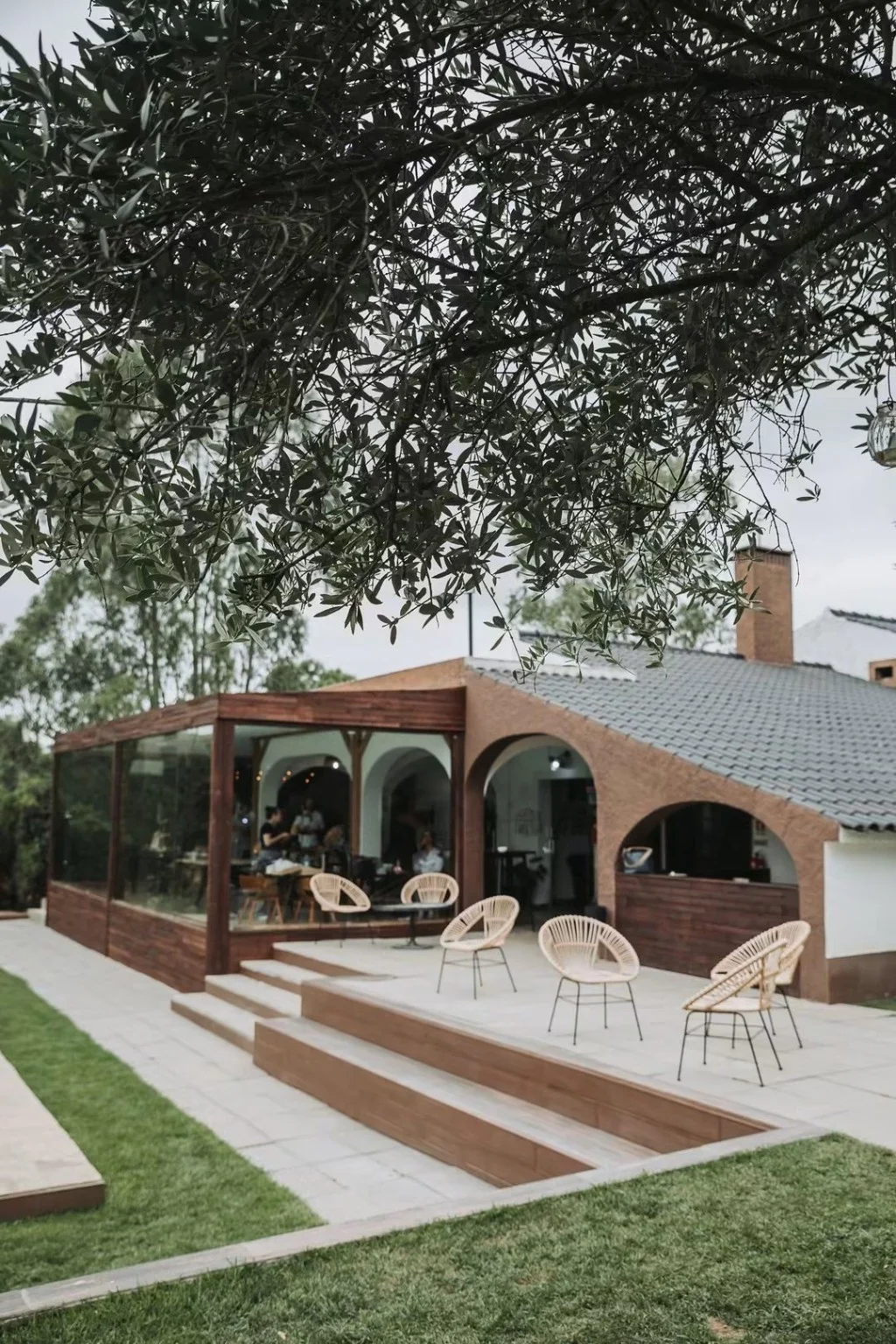 Casa da Herdade, jardim e oliveira em primeiro plano