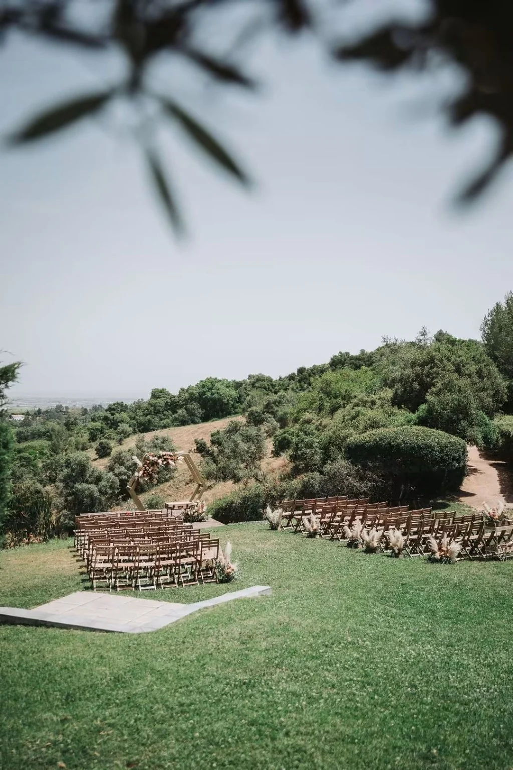 Cerimónia montada no jardim com vista sobre a paisagem