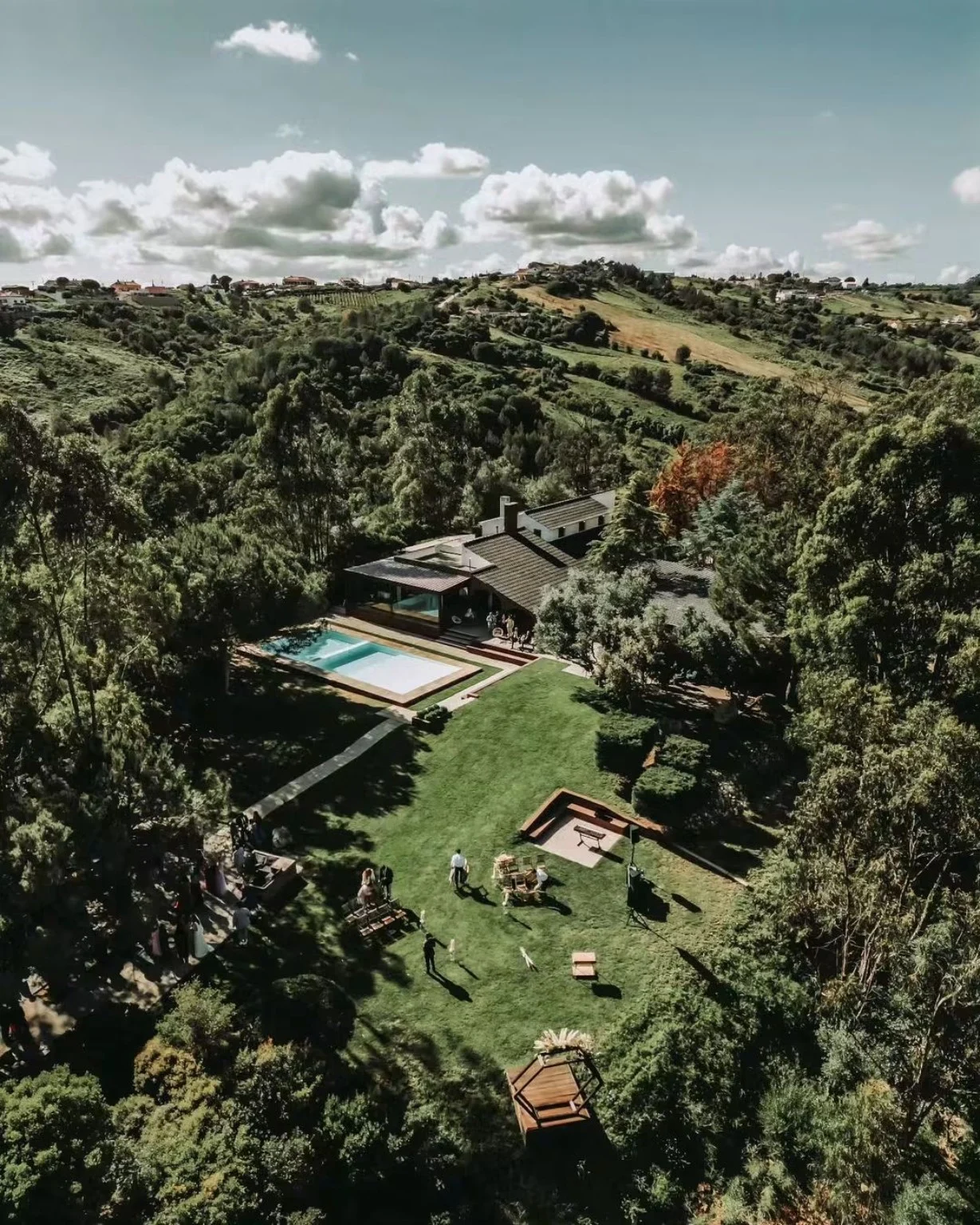 Vista aérea da Herdade integrada numa vasta paisagem verde